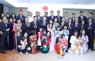President meets with Vietnamese embassy staff, community in Angola